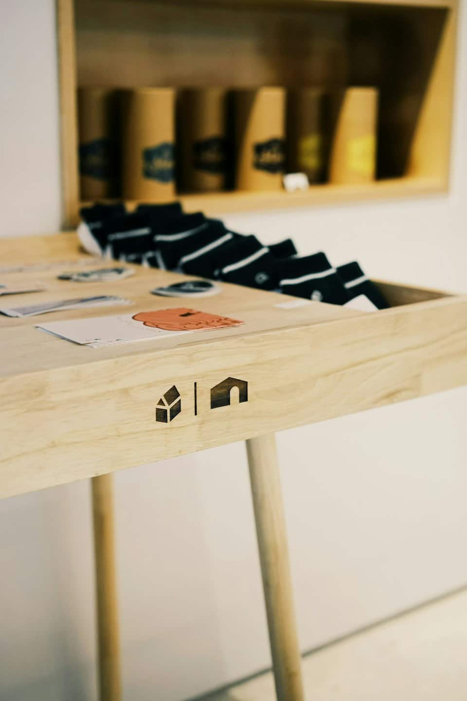 Calzini a righe e carte esposte su un tavolo di legno per la vendita al dettaglio.
